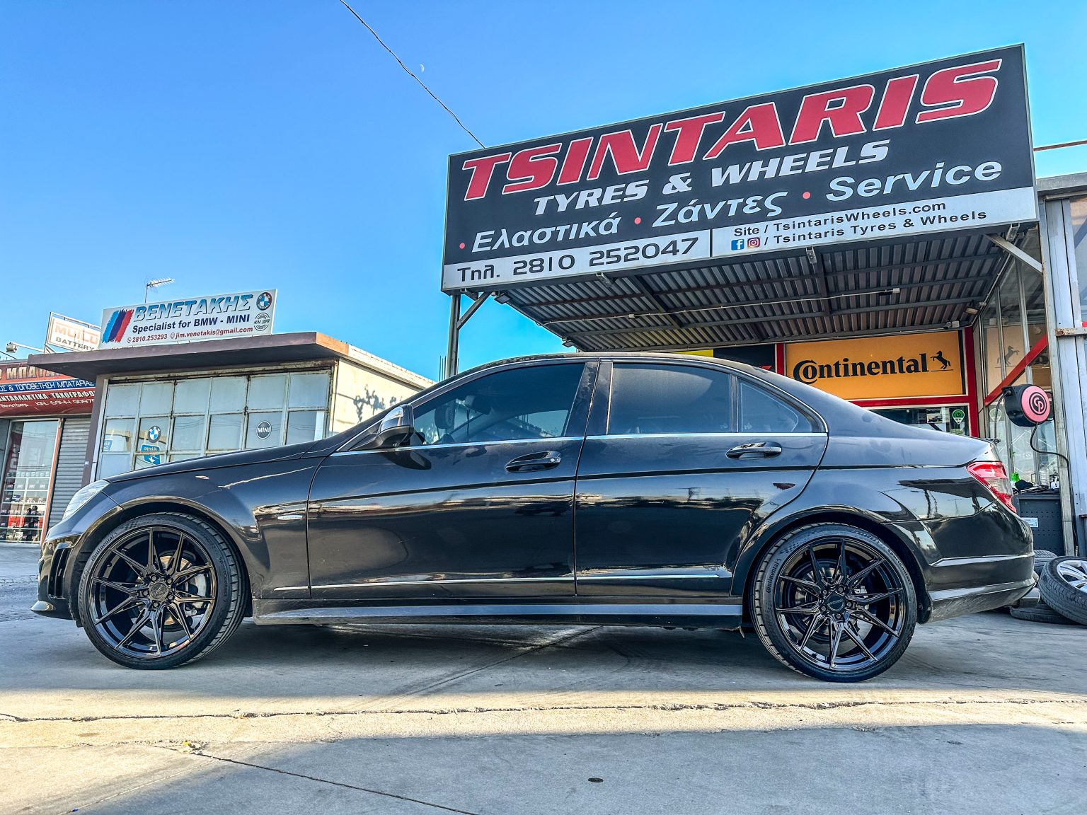 Total Black και όλα τα βλέπω μαύρα🤩
Mercedes Benz W204 με νέες 19’ ζάντες Arceo Marseille σε απόχρωση glossy black & ελαστικά 235/35R19 XL 91Y Continental SportContact 7